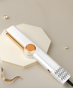 Air Straightener Pro™ in Weiß/Gold auf einem Podest, daneben ein goldenes Band